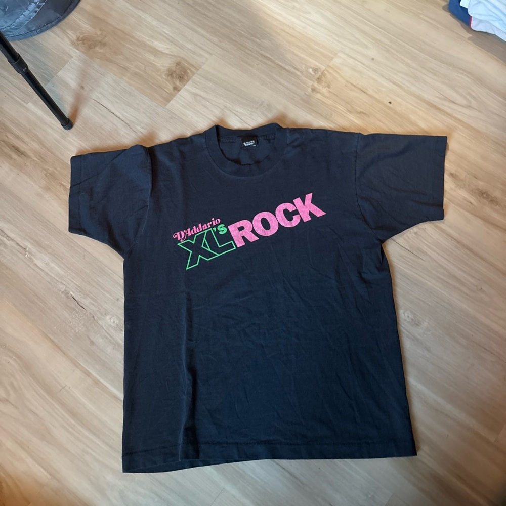 Vintage guitar strings tee